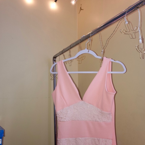 Pink elegant dress with lace detailing throughout - Picture 1 of 4